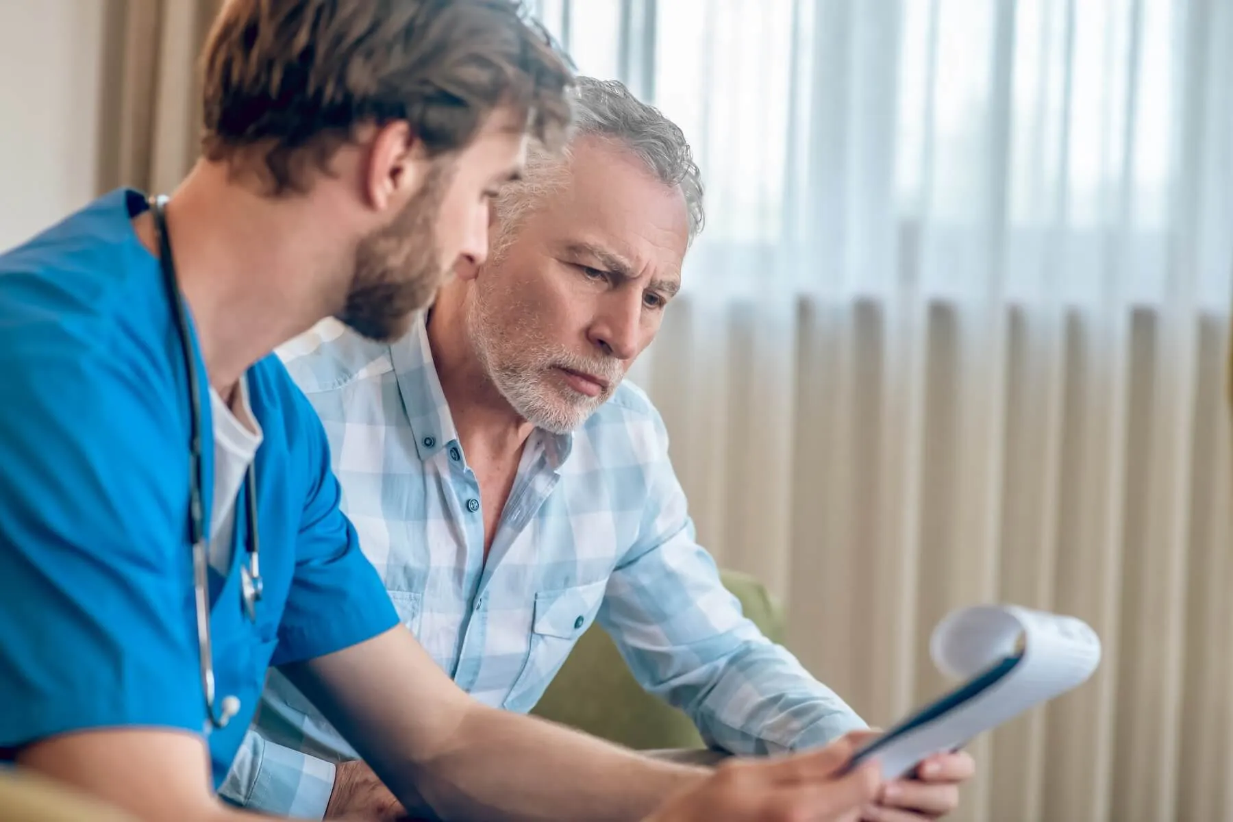 arzt-mit-patient-und-klemmbrett