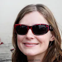 Portrait von einer Frau mit Sonnenbrille