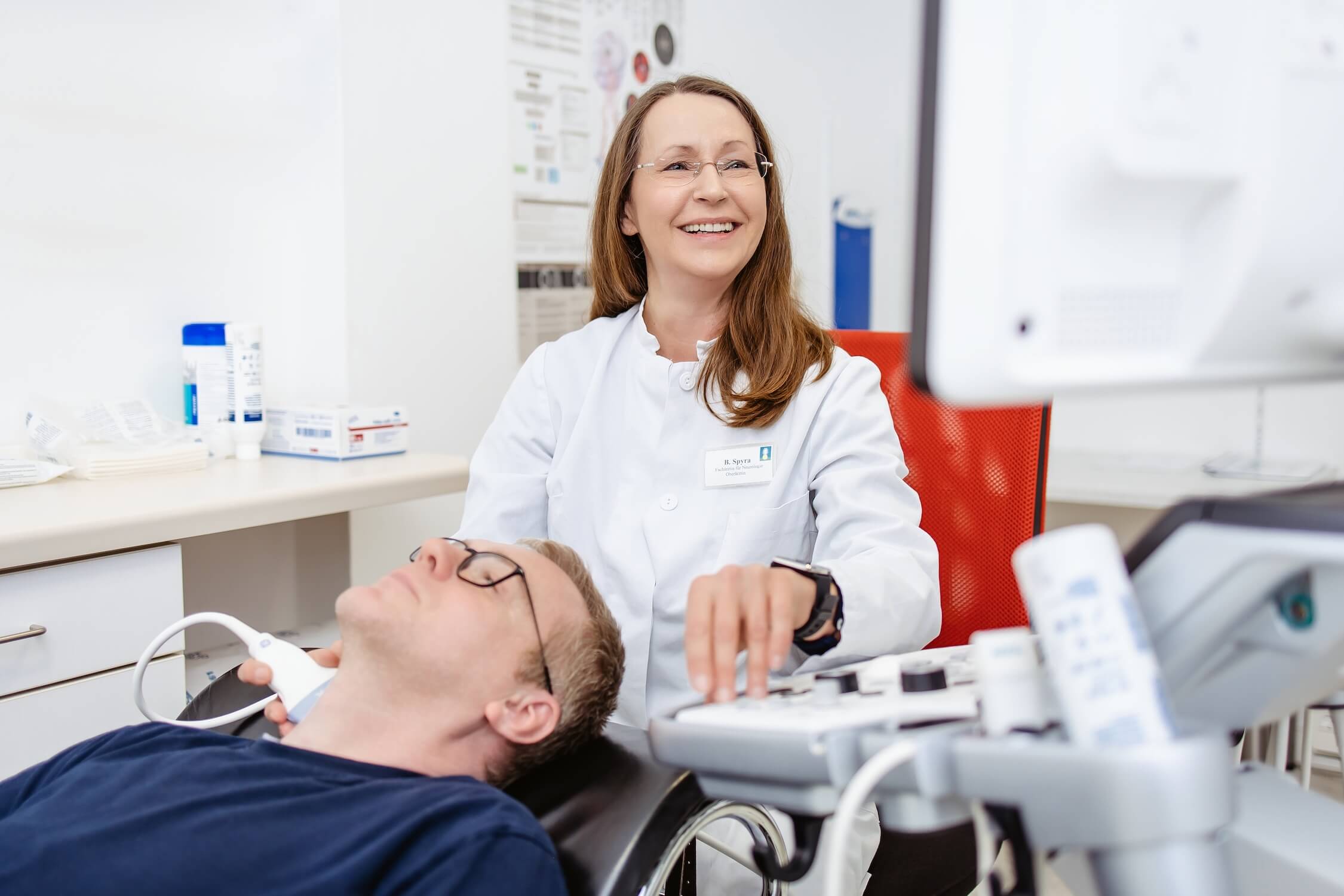 Ärztin der Wicker Klinik Bad Wildungen untersucht einen Patienten