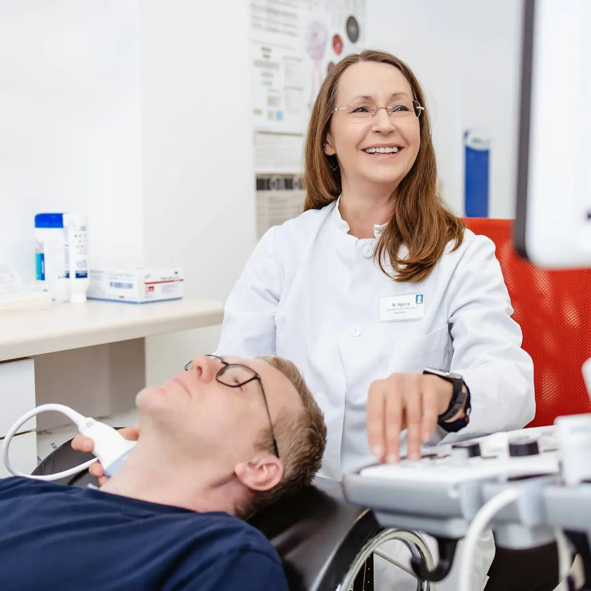 Ärztin der Wicker Klinik Bad Wildungen untersucht einen Patienten