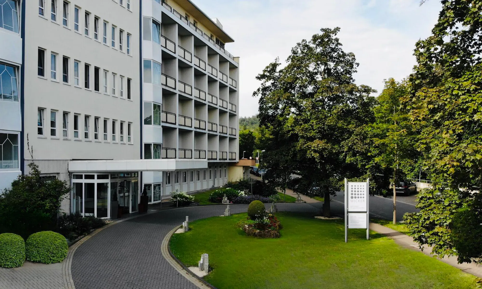 Außensicht des Eingangs der Wicker Klinik in Bad Wildungen
