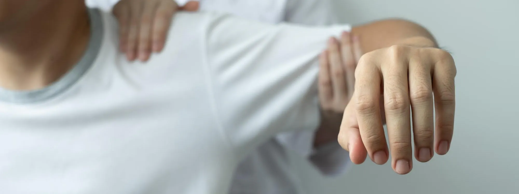 Patient mit CRPS hebt seinen Arm bei einer Beweglichkeitsübung