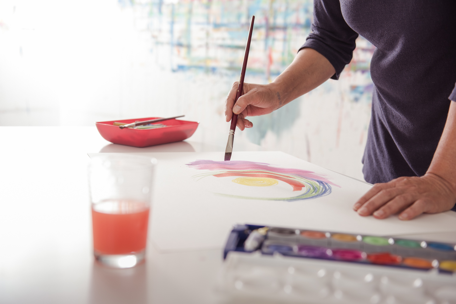 Patientin malt mit Wasserfarben bei der Kunsttherapie in den Wicker Kliniken