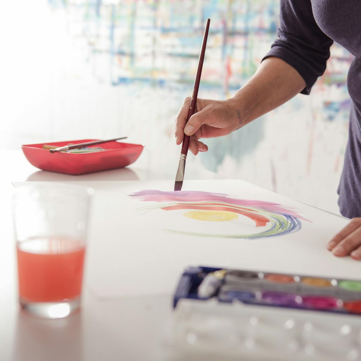 Patientin malt mit Wasserfarben bei der Kunsttherapie in den Wicker Kliniken