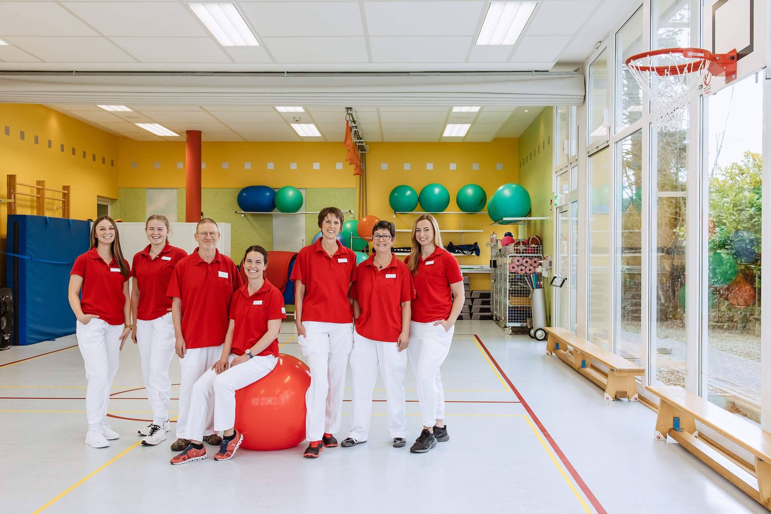 Therapeuten Team der Wicker Klinik in der Sporthalle