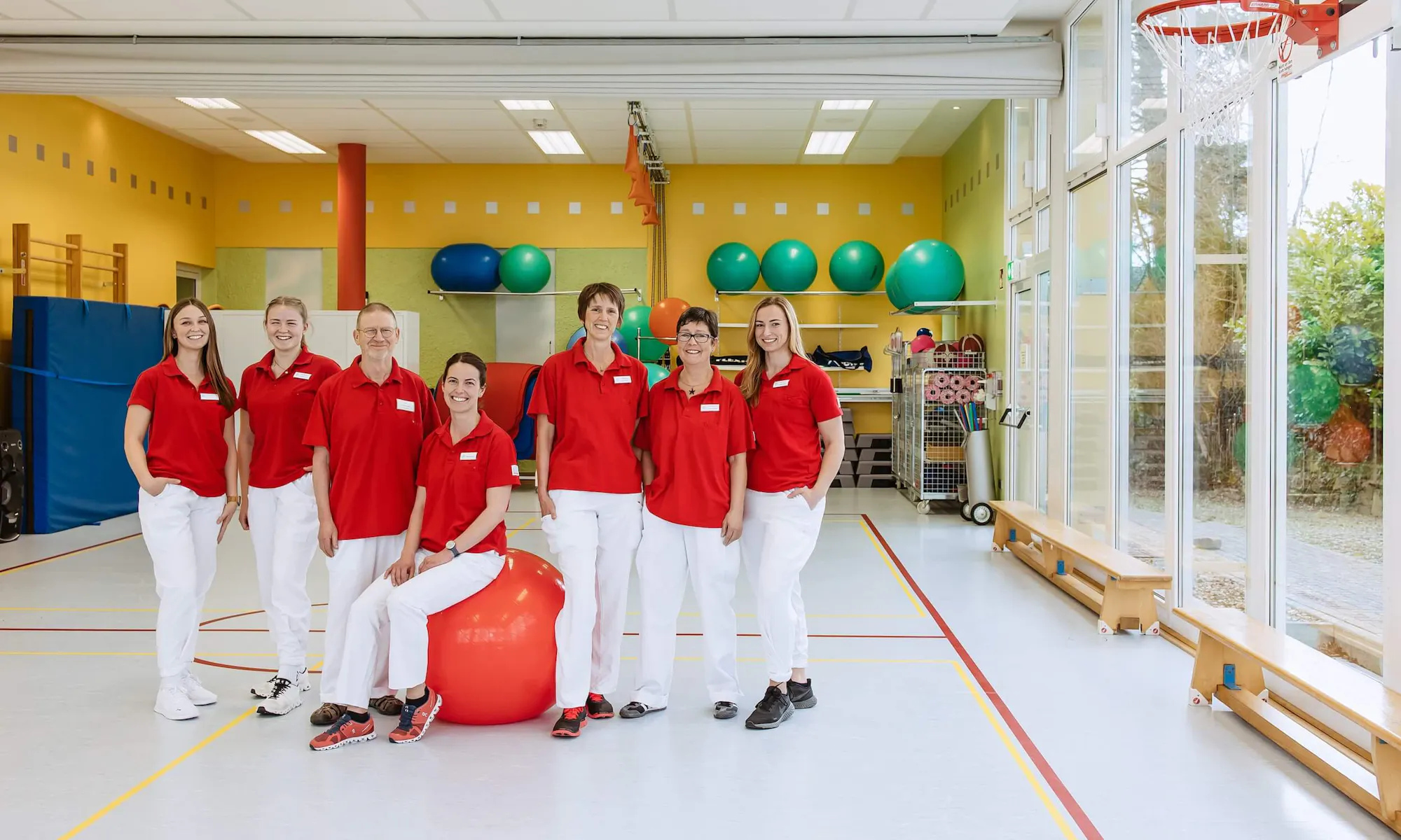 Therapeuten Team der Wicker Klinik in der Sporthalle