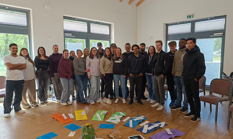 Teilnehmende des Krankenpflegekurses E 18 beim Seminar zum Thema Sterben und Tod in Frebershausen