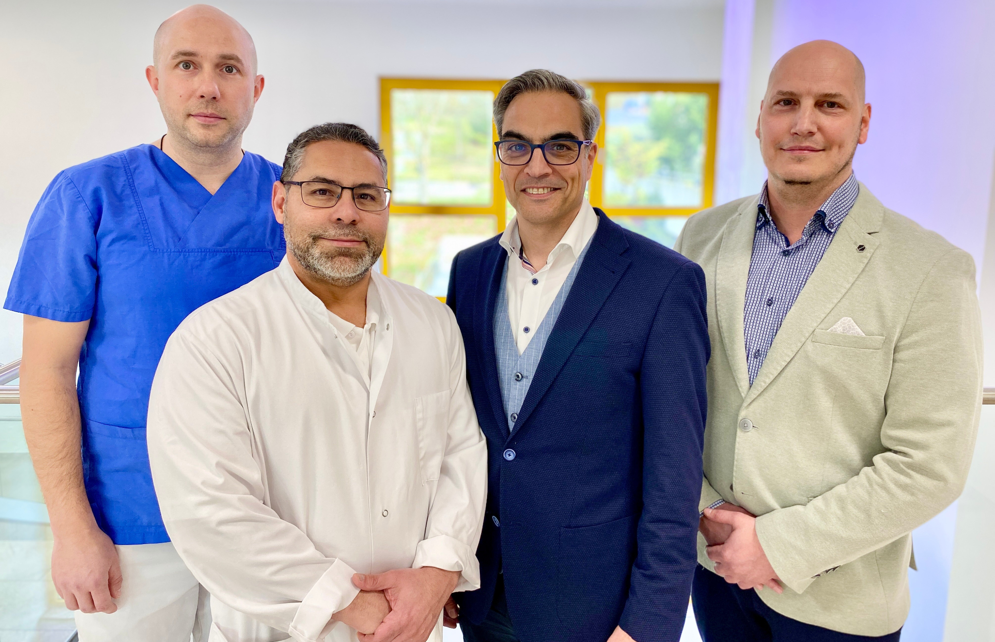 V.l.n.r.: Miroslav Iovanovici (Sektionsleitung Innere Medizin), Freddy Frontado (Chefarzt Anästhesie und Intensivmedizin), Yogesh P. Shah (Chefarzt Neurologisches Zentrum) und Simon Vieten (Kaufmännischer Direktor der Werner Wicker Klinik) präsentieren die gebündelte neurologische Akutversorgung am Standort Bad Wildungen. Quelle: Wicker-Kliniken