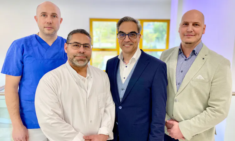 V.l.n.r.: Miroslav Iovanovici (Sektionsleitung Innere Medizin), Freddy Frontado (Chefarzt Anästhesie und Intensivmedizin), Yogesh P. Shah (Chefarzt Neurologisches Zentrum) und Simon Vieten (Kaufmännischer Direktor der Werner Wicker Klinik) präsentieren die gebündelte neurologische Akutversorgung am Standort Bad Wildungen. Quelle: Wicker-Kliniken