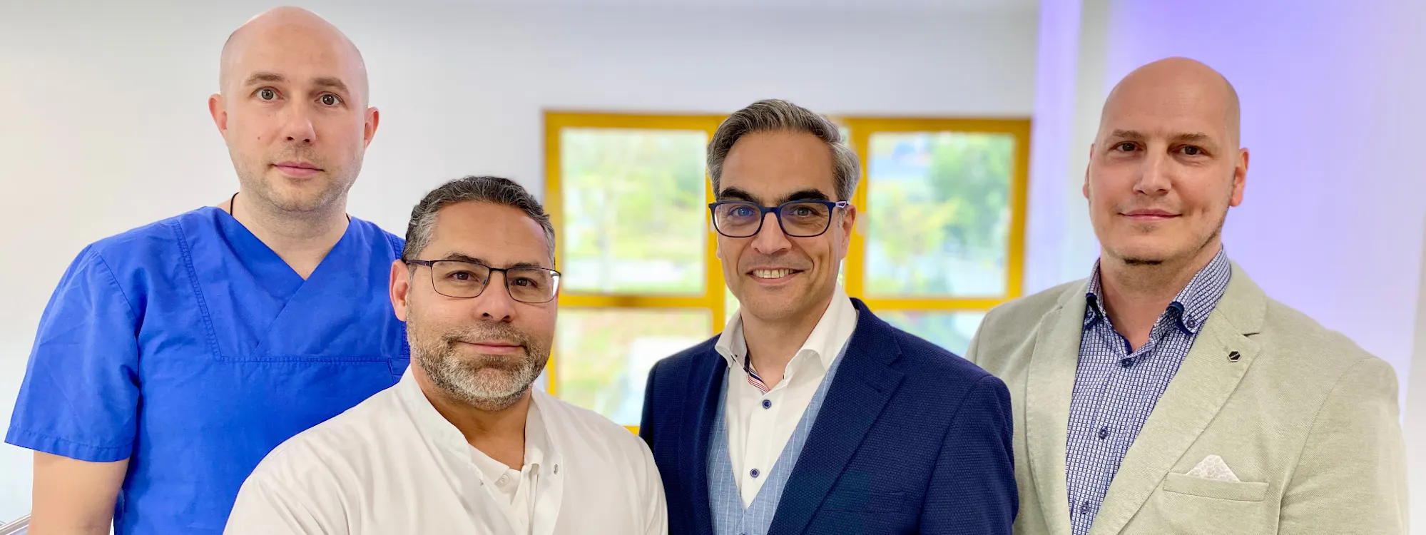 V.l.n.r.: Miroslav Iovanovici (Sektionsleitung Innere Medizin), Freddy Frontado (Chefarzt Anästhesie und Intensivmedizin), Yogesh P. Shah (Chefarzt Neurologisches Zentrum) und Simon Vieten (Kaufmännischer Direktor der Werner Wicker Klinik) präsentieren die gebündelte neurologische Akutversorgung am Standort Bad Wildungen. Quelle: Wicker-Kliniken V.l.n.r.: Miroslav Iovanovici (Sektionsleitung Innere Medizin), Freddy Frontado (Chefarzt Anästhesie und Intensivmedizin), Yogesh P. Shah (Chefarzt Neurologisches Zentrum) und Simon Vieten (Kaufmännischer Direktor der Werner Wicker Klinik) präsentieren die gebündelte neurologische Akutversorgung am Standort Bad Wildungen. Quelle: Wicker-Kliniken