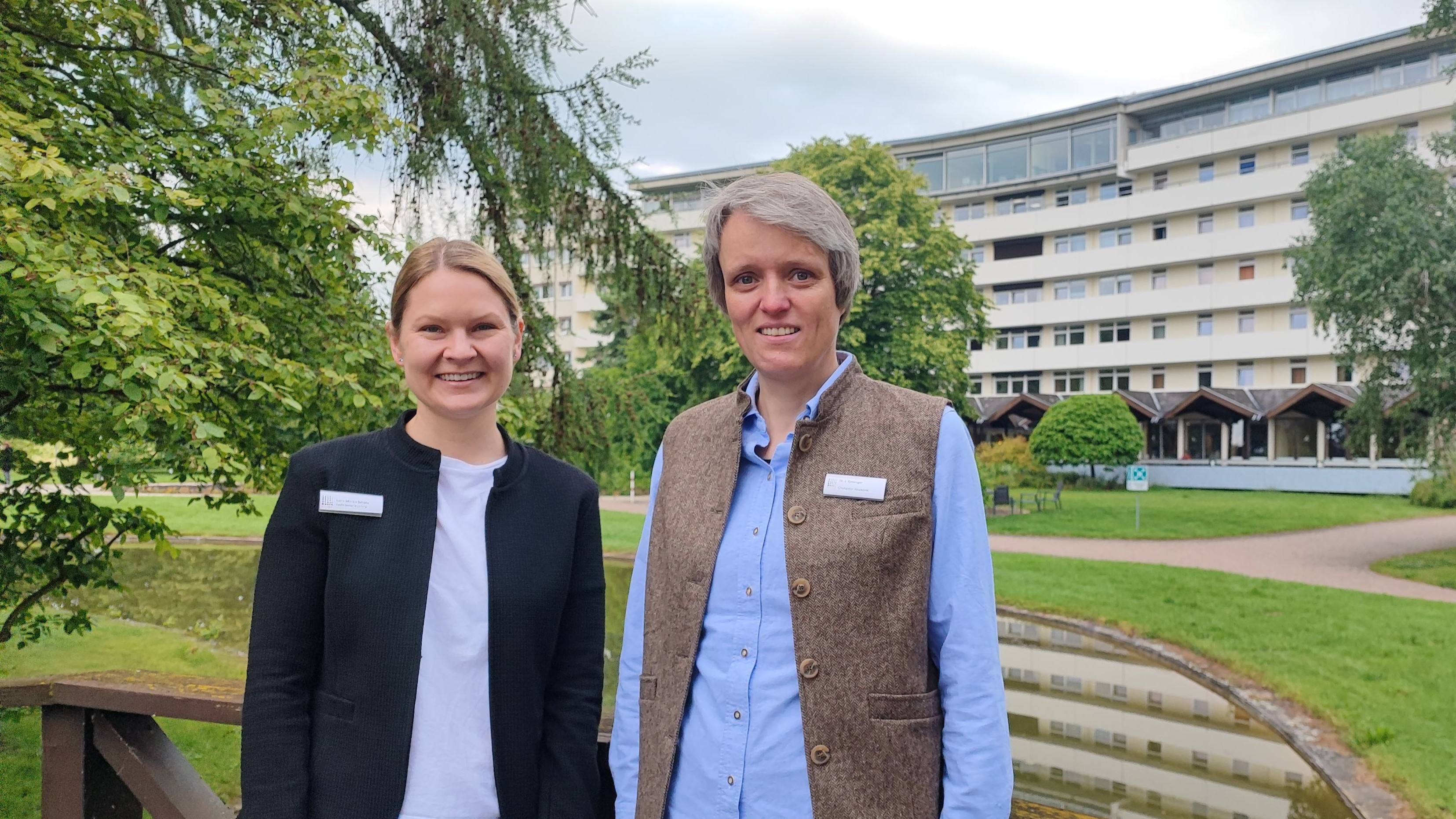 Dr. Ina H. Sprenger, Chefärztin der psychosomatischen Krankenhausabteilung, und Lena Maren Schütz, Kaufmännische Leiterin, vor der Hardtwaldklinik II in Bad Zwesten