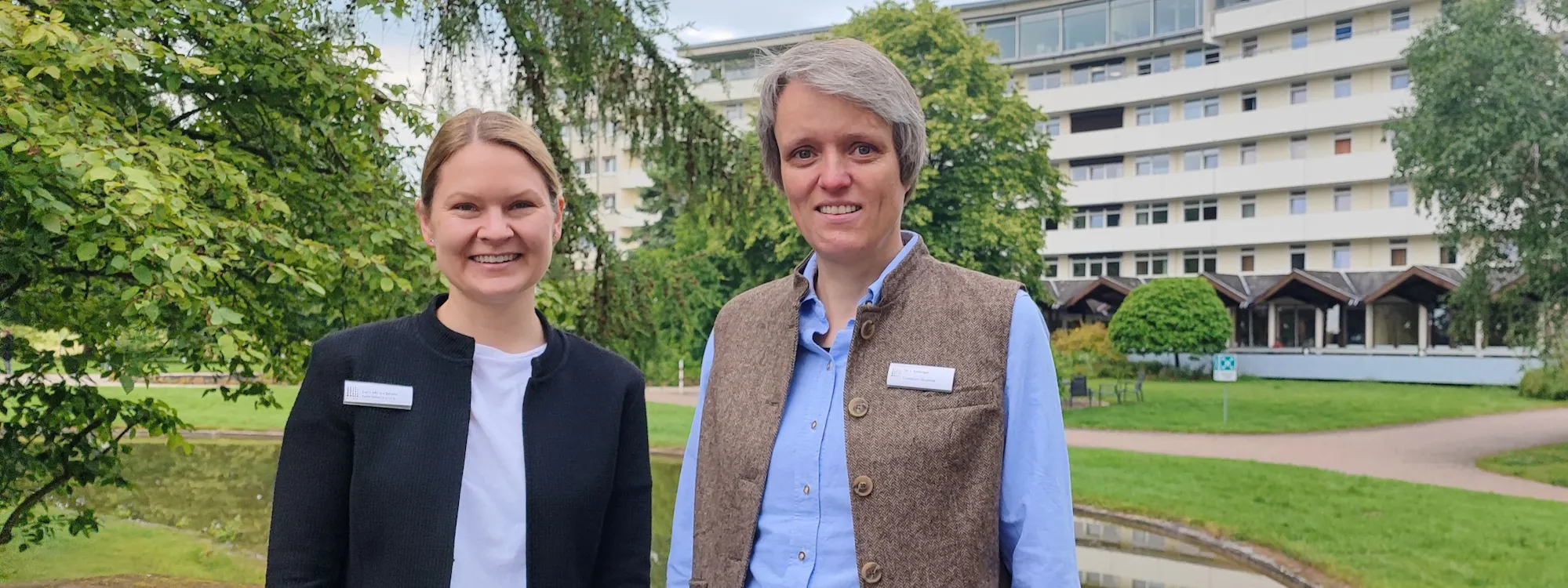 Dr. Ina H. Sprenger, Chefärztin der psychosomatischen Krankenhausabteilung, und Lena Maren Schütz, Kaufmännische Leiterin, vor der Hardtwaldklinik II in Bad Zwesten Dr. Ina H. Sprenger, Chefärztin der psychosomatischen Krankenhausabteilung, und Lena Maren Schütz, Kaufmännische Leiterin, vor der Hardtwaldklinik II in Bad Zwesten