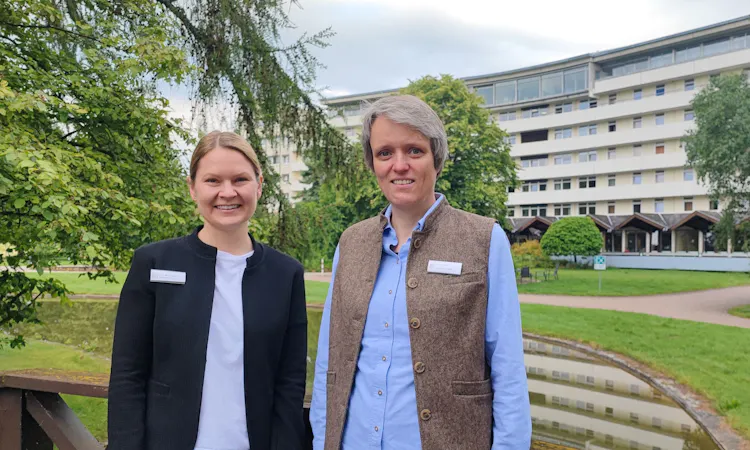 Dr. Ina H. Sprenger, Chefärztin der psychosomatischen Krankenhausabteilung, und Lena Maren Schütz, Kaufmännische Leiterin, vor der Hardtwaldklinik II in Bad Zwesten