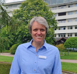 Portraitbild Dr. Ina H. Sprenger, Chefärztin für Psychosomatik und Psychotherapie in der Hardtwaldklinik II in Bad Zwesten Portraitbild Dr. Ina H. Sprenger, Chefärztin für Psychosomatik und Psychotherapie in der Hardtwaldklinik II in Bad Zwesten