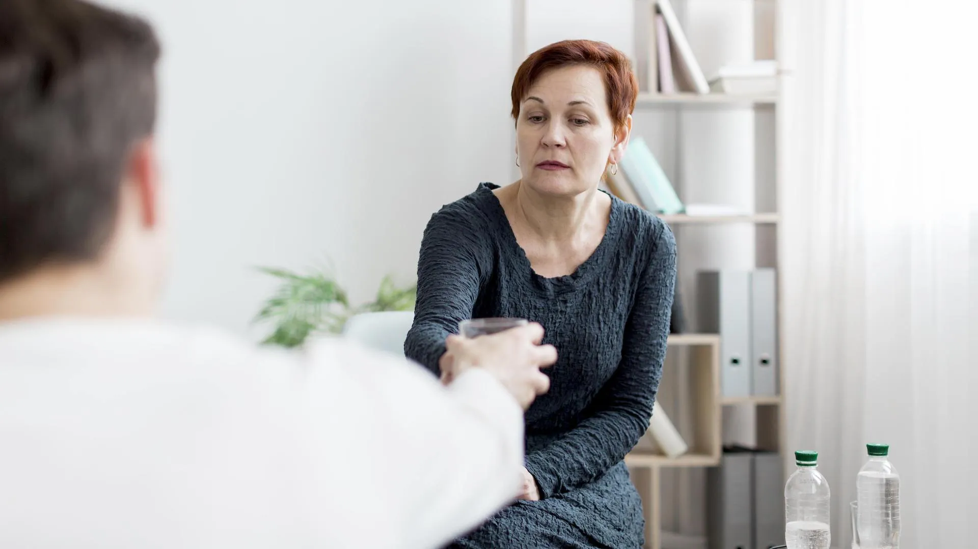 Frau im Gespräch beim Psychologen
