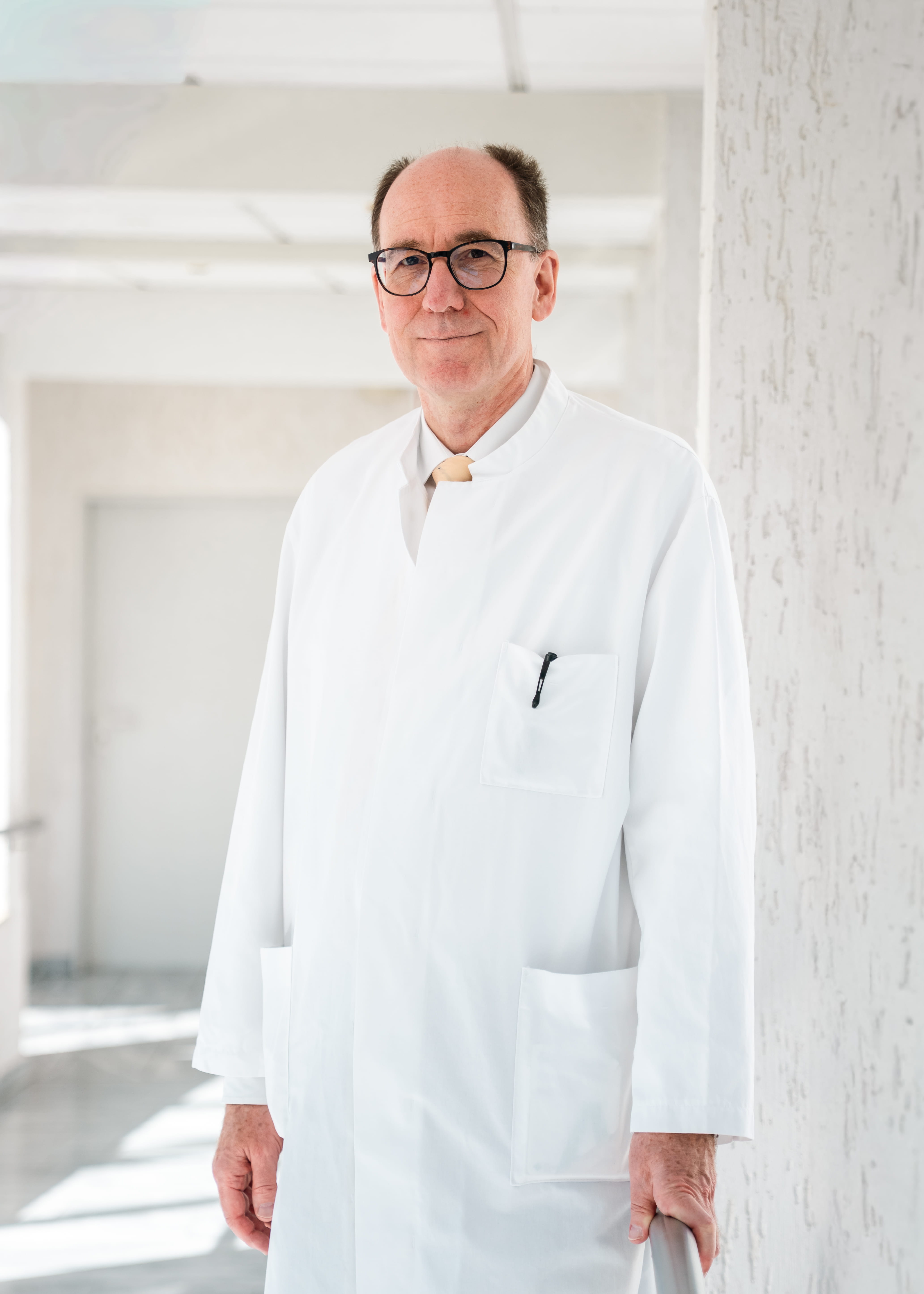 Dr. med. Rolf Glazinski als Chefarzt der Orthopädie in der Wicker Klinik