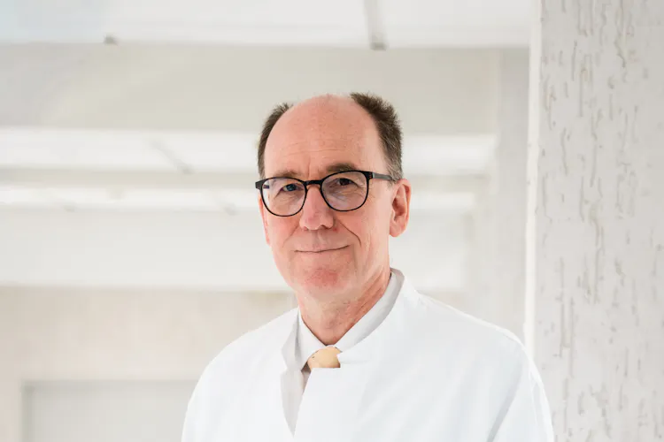 Dr. med. Rolf Glazinski als Chefarzt der Orthopädie in der Wicker Klinik Dr. med. Rolf Glazinski als Chefarzt der Orthopädie in der Wicker Klinik
