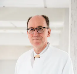 Dr. med. Rolf Glazinski als Chefarzt der Orthopädie in der Wicker Klinik Dr. med. Rolf Glazinski als Chefarzt der Orthopädie in der Wicker Klinik