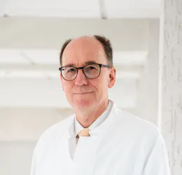 Dr. med. Rolf Glazinski als Chefarzt der Orthopädie in der Wicker Klinik Dr. med. Rolf Glazinski als Chefarzt der Orthopädie in der Wicker Klinik
