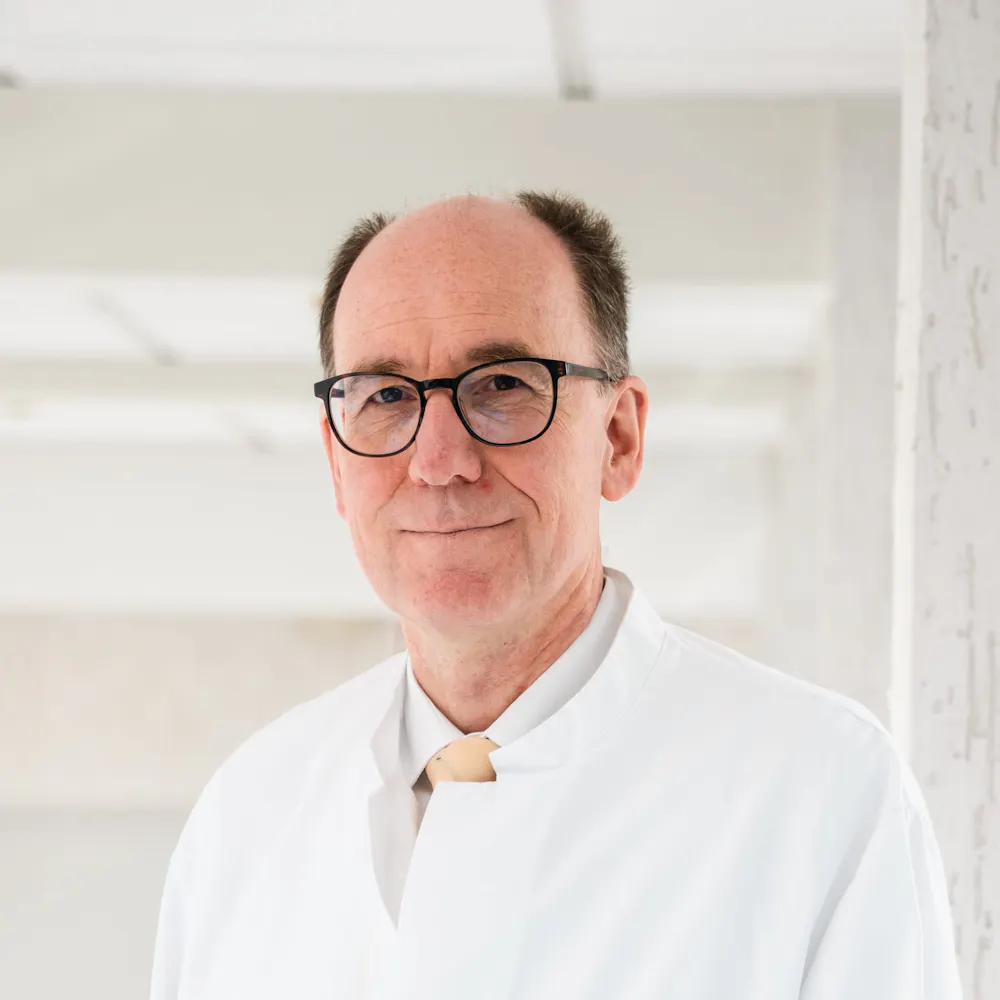 Dr. med. Rolf Glazinski als Chefarzt der Orthopädie in der Wicker Klinik