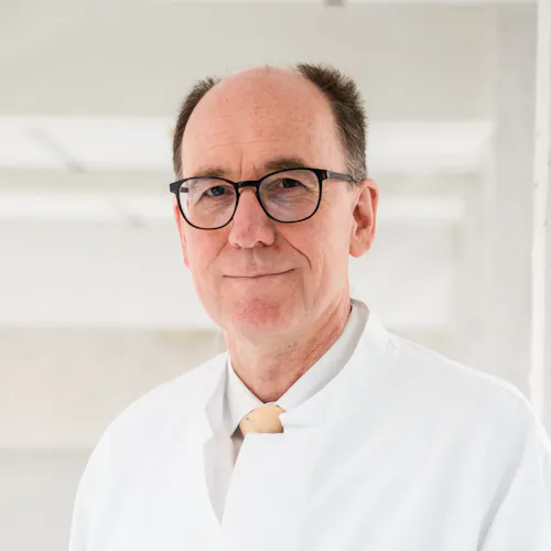 Dr. med. Rolf Glazinski als Chefarzt der Orthopädie in der Wicker Klinik