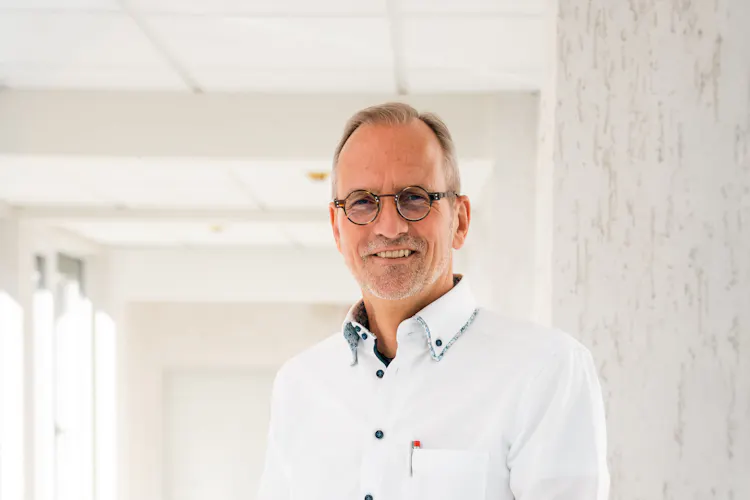 Dr. med. Thomas Kröner als Chefarzt der Orthopädie in der Wicker Klinik STH Dr. med. Thomas Kröner als Chefarzt der Orthopädie in der Wicker Klinik STH