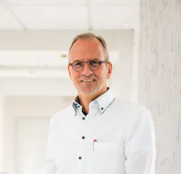 Dr. med. Thomas Kröner als Chefarzt der Orthopädie in der Wicker Klinik STH Dr. med. Thomas Kröner als Chefarzt der Orthopädie in der Wicker Klinik STH