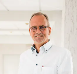 Dr. med. Thomas Kröner als Chefarzt der Orthopädie in der Wicker Klinik STH Dr. med. Thomas Kröner als Chefarzt der Orthopädie in der Wicker Klinik STH