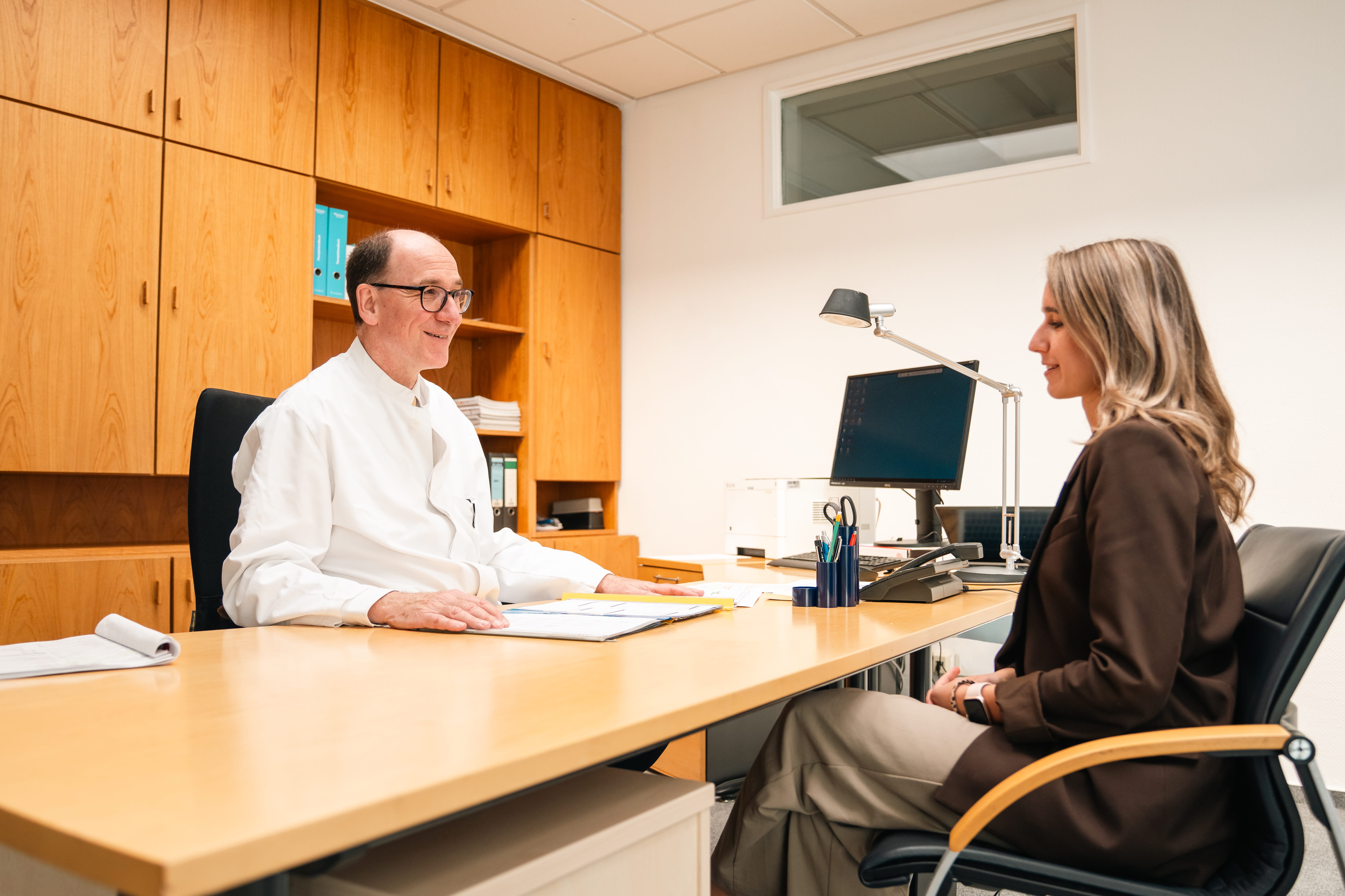 Dr. med. Rolf Glazinski als Chefarzt der Neurologie im Patientengespräch Wicker Klinik Bad Wildungen