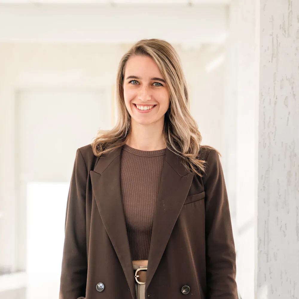 Kimberly Nau im Patientenmanagement der Wicker Klinik für Reha
