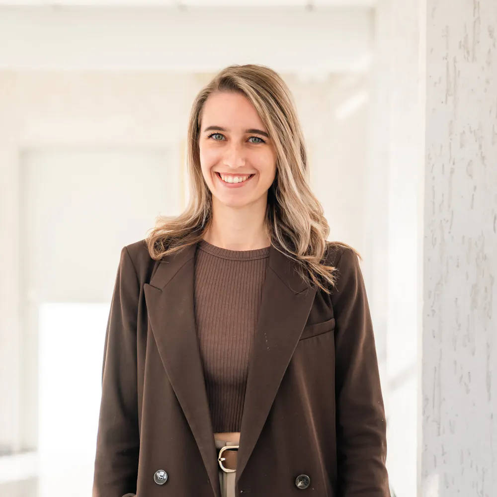 Kimberly Nau im Patientenmanagement der Wicker Klinik für Reha