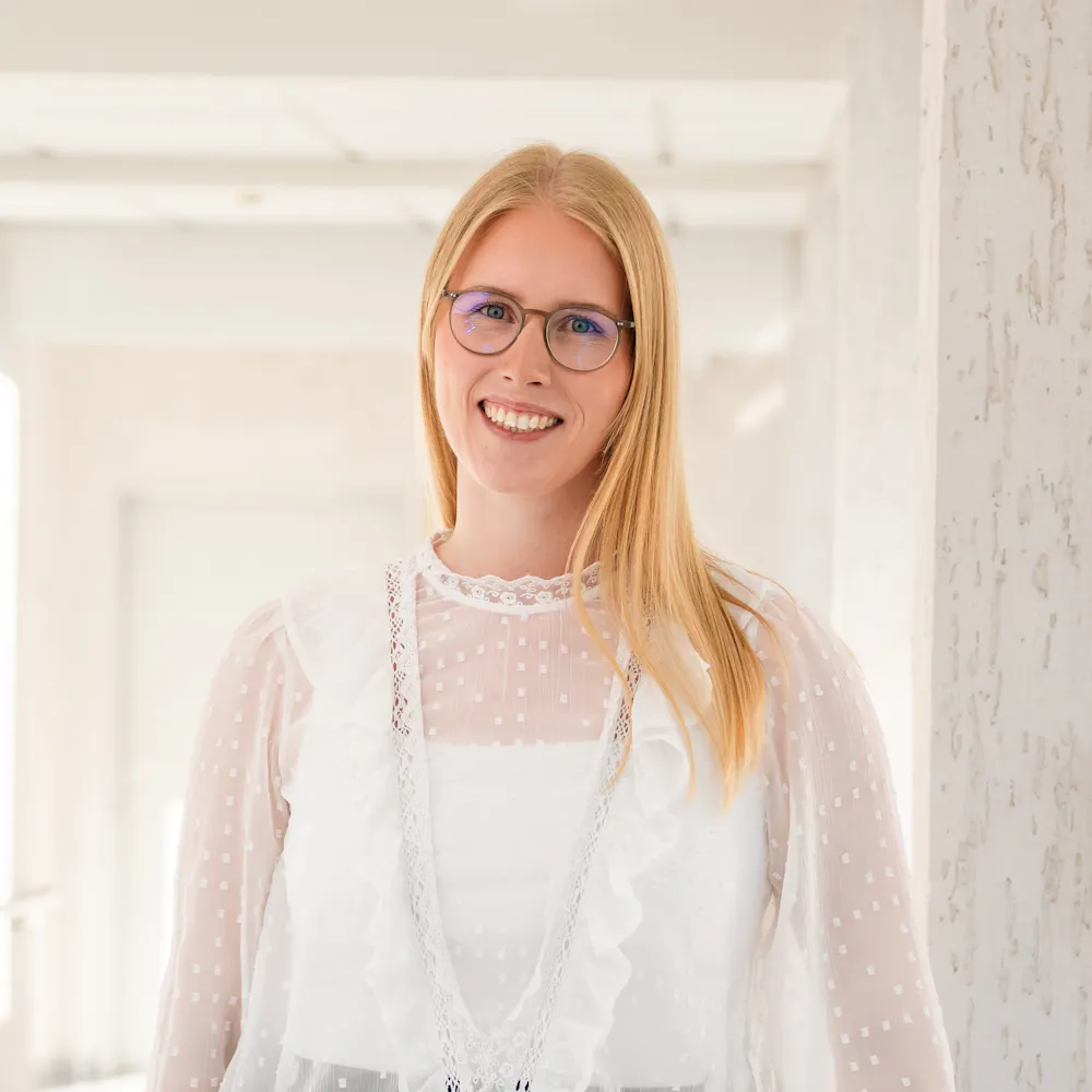 Aline Baldauf im Patientenmanagement der Wicker Klinik in Bad Wildungen