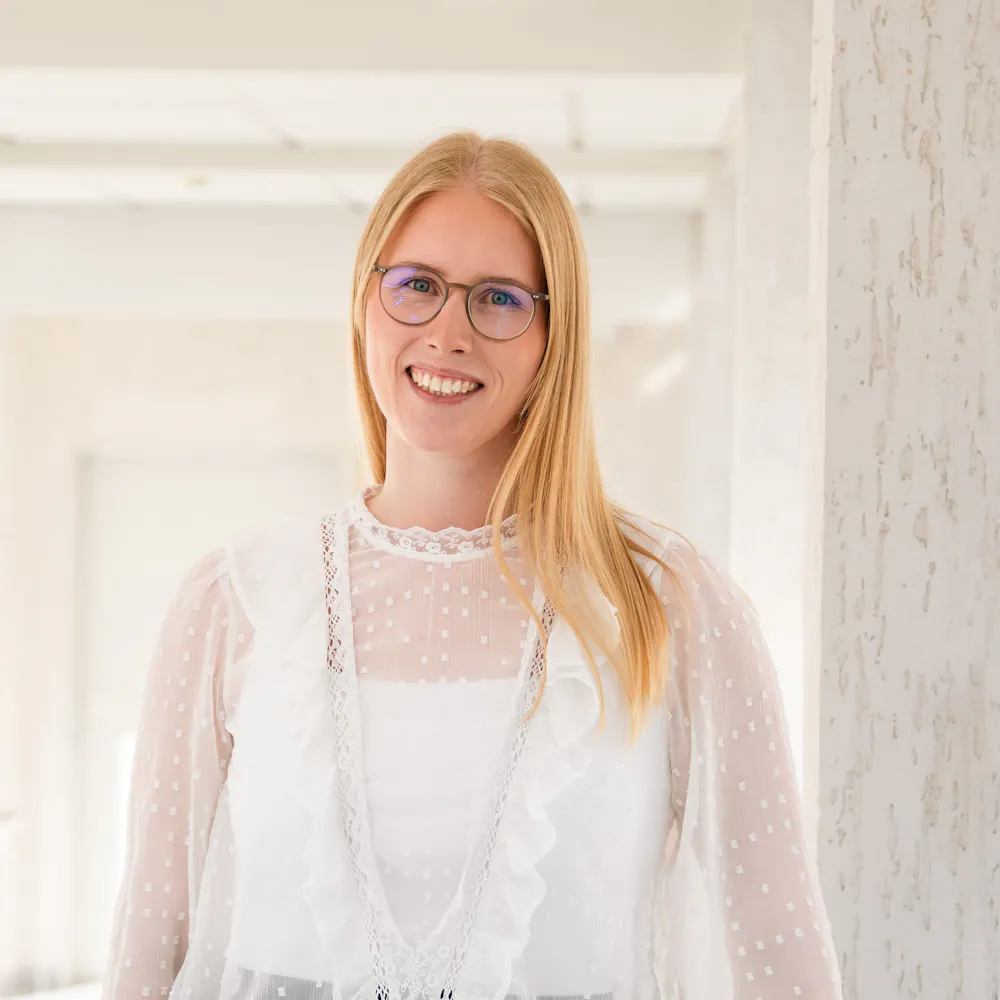 Aline Baldauf im Patientenmanagement der Wicker Klinik in Bad Wildungen