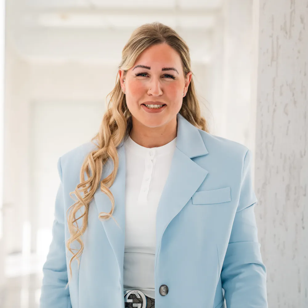 Christina Vent im Chefarzsekretariat Orhopädie in der Wicker Klinik