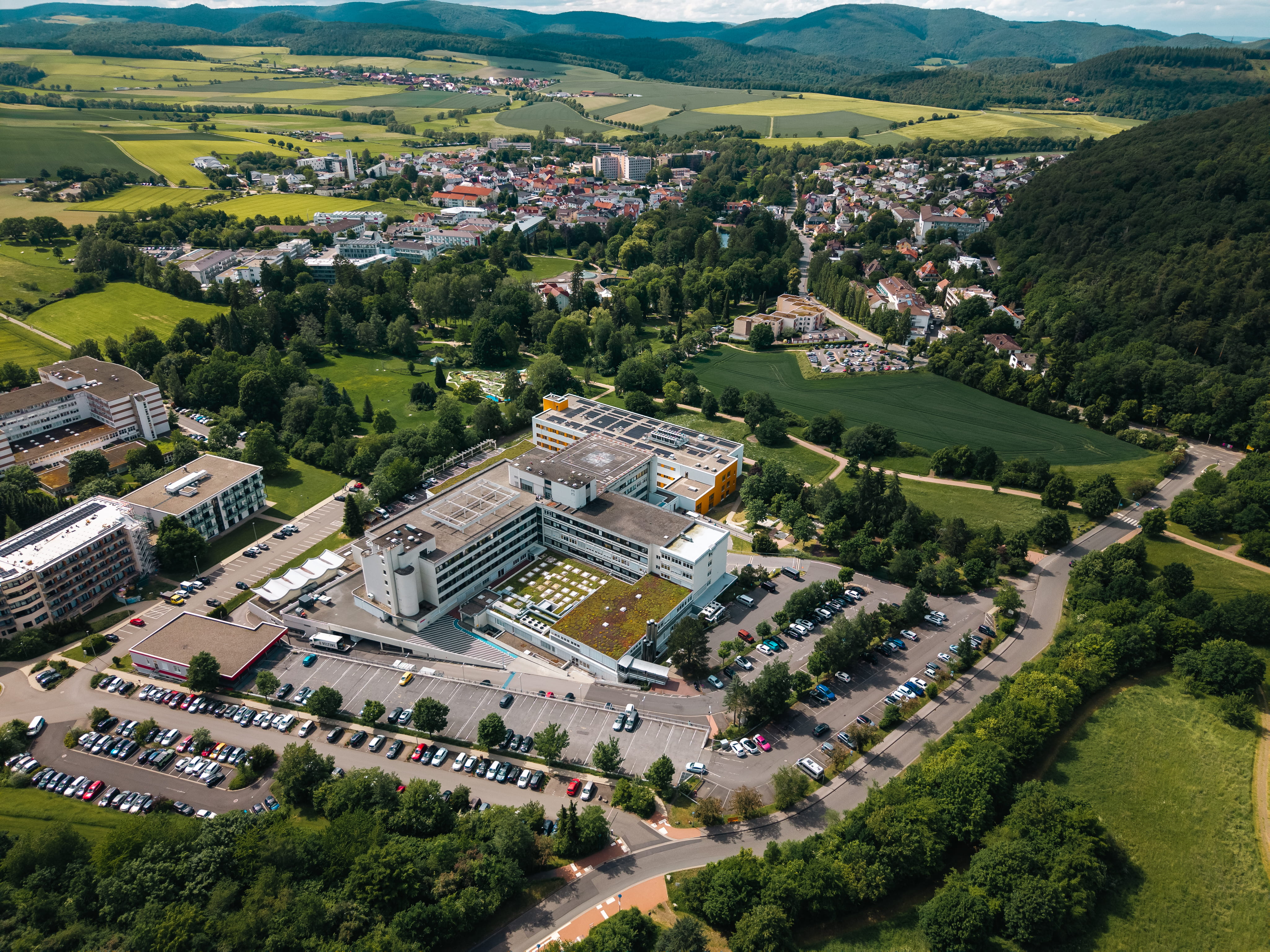 Drohnenaufnahme der Werner Wicker Klinik mit Reinhardtshausen im Hintergrund