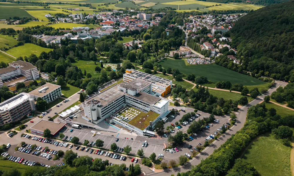Drohnenaufnahme der Werner Wicker Klinik mit Reinhardtshausen im Hintergrund