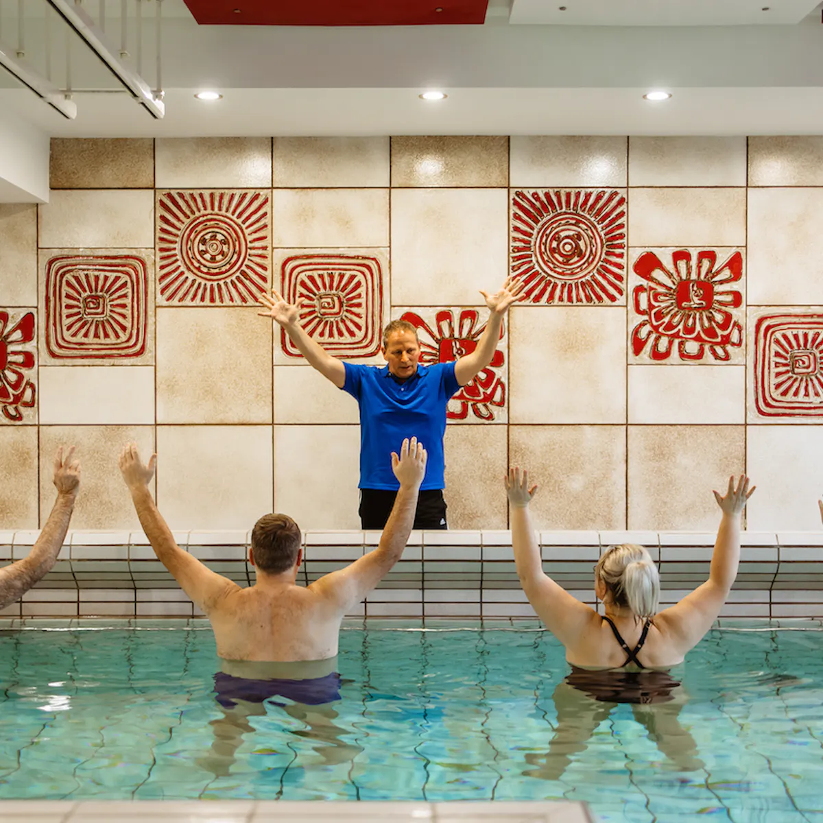 Vier Patienten und ein Therapeut bei der Therapie im Schwimmbad der Klinik Hoher Meißner