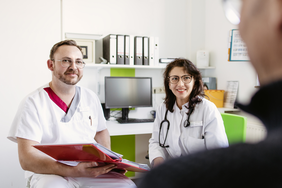 Pfleger und Ärztin der Wicker Klinik im Patientengsepräch