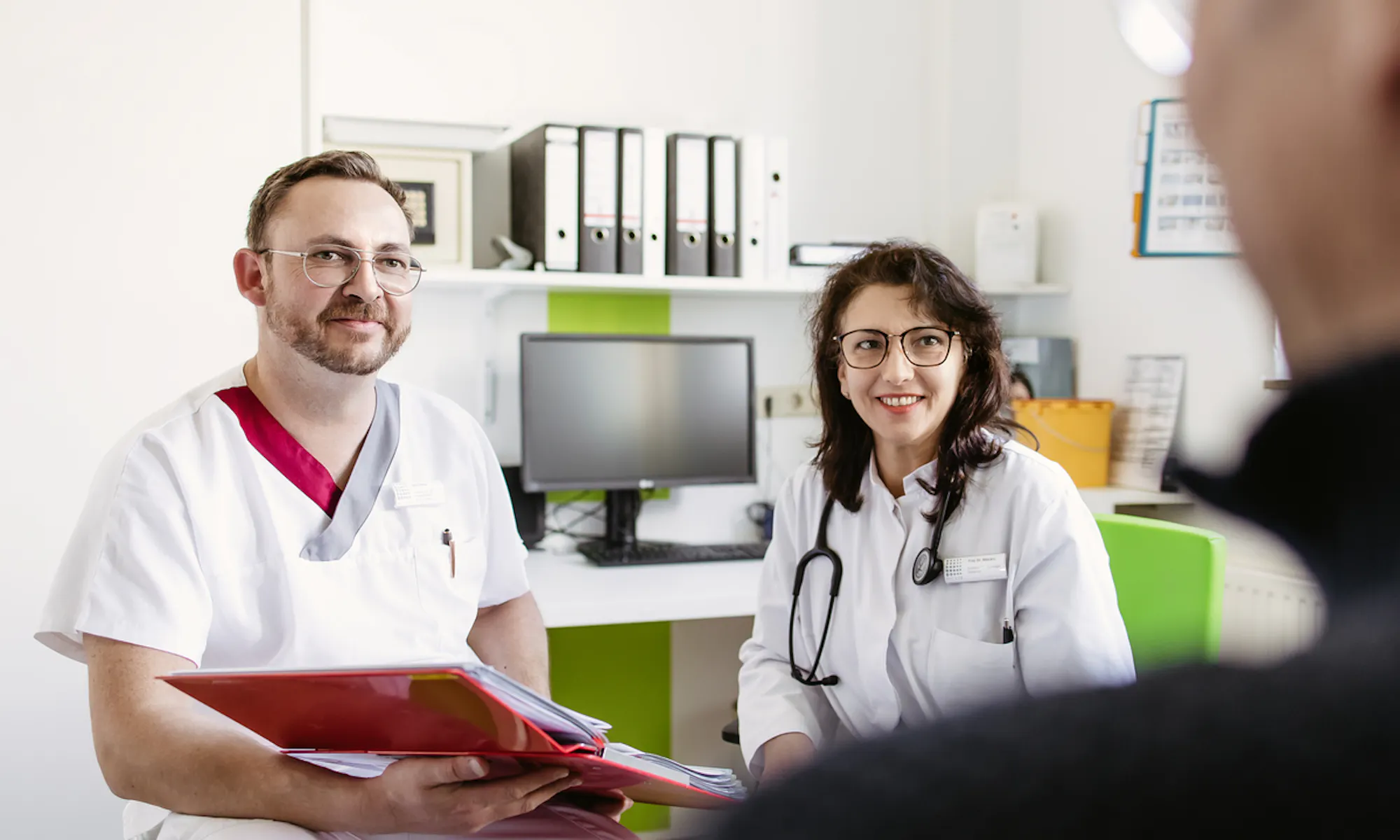 Pfleger und Ärztin der Wicker Klinik im Patientengsepräch