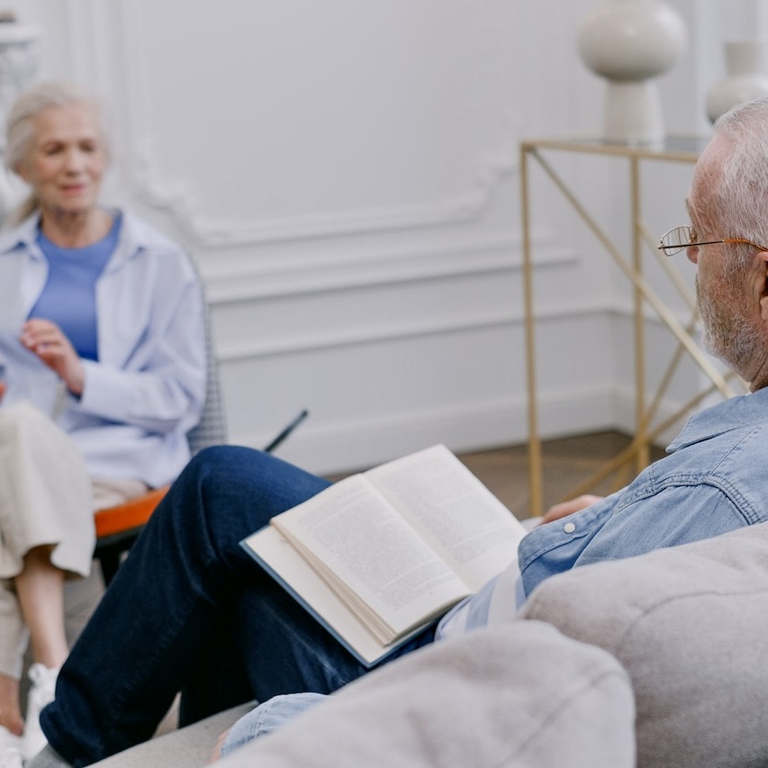 Patientin im Gespräch mit Psychotherapeut