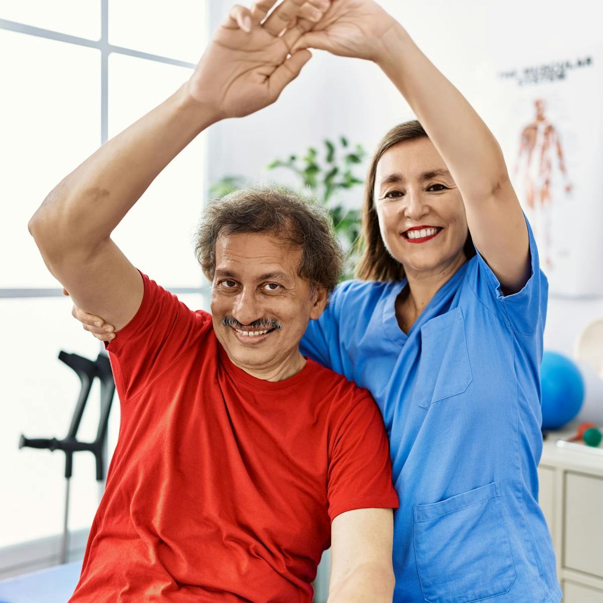 Patient und Phsyiotherapeutin in der Reha-Klinik