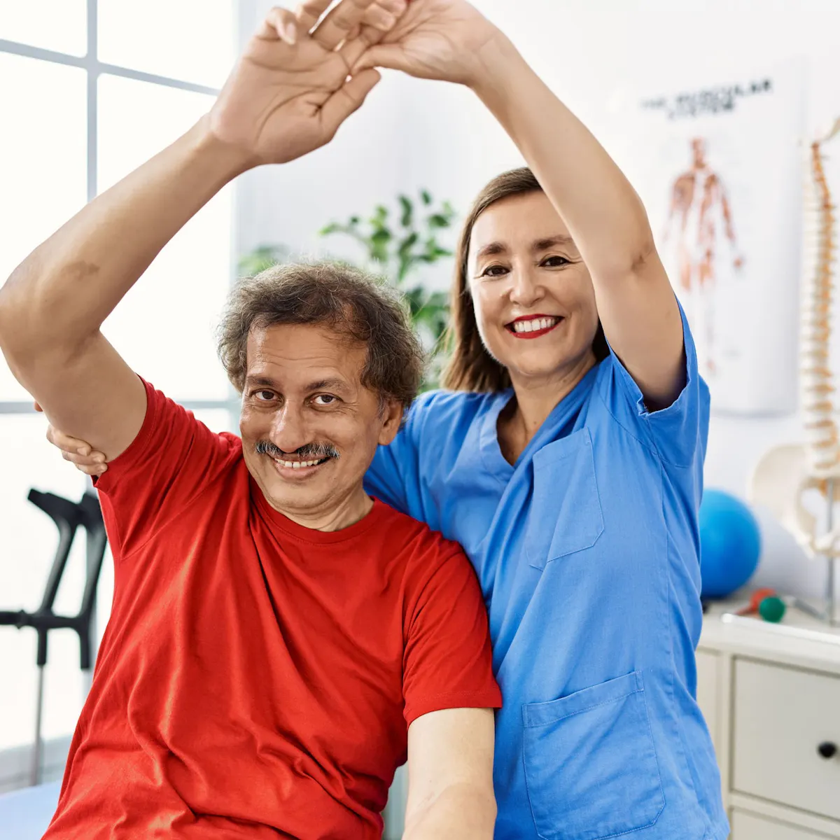 Physiotherapeutin und CRPS Patient führen Übung in der Reha durch