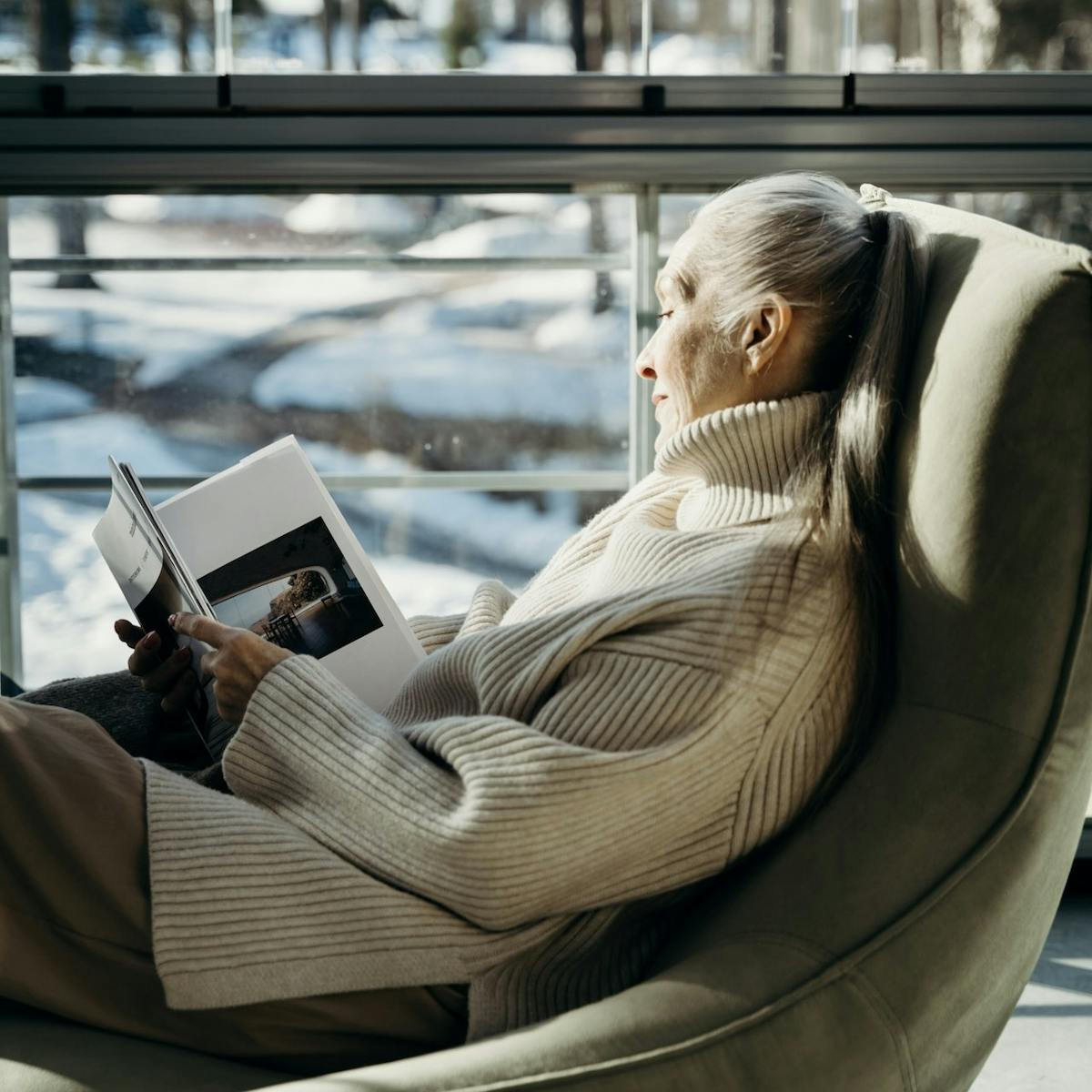 Frau liegt auf einer Liege in der Sonne