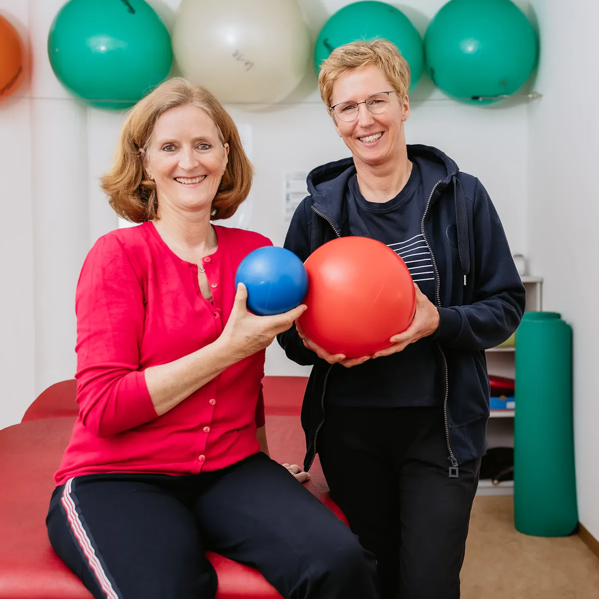 Patientin und Therapeutin bei der Physiotherapie