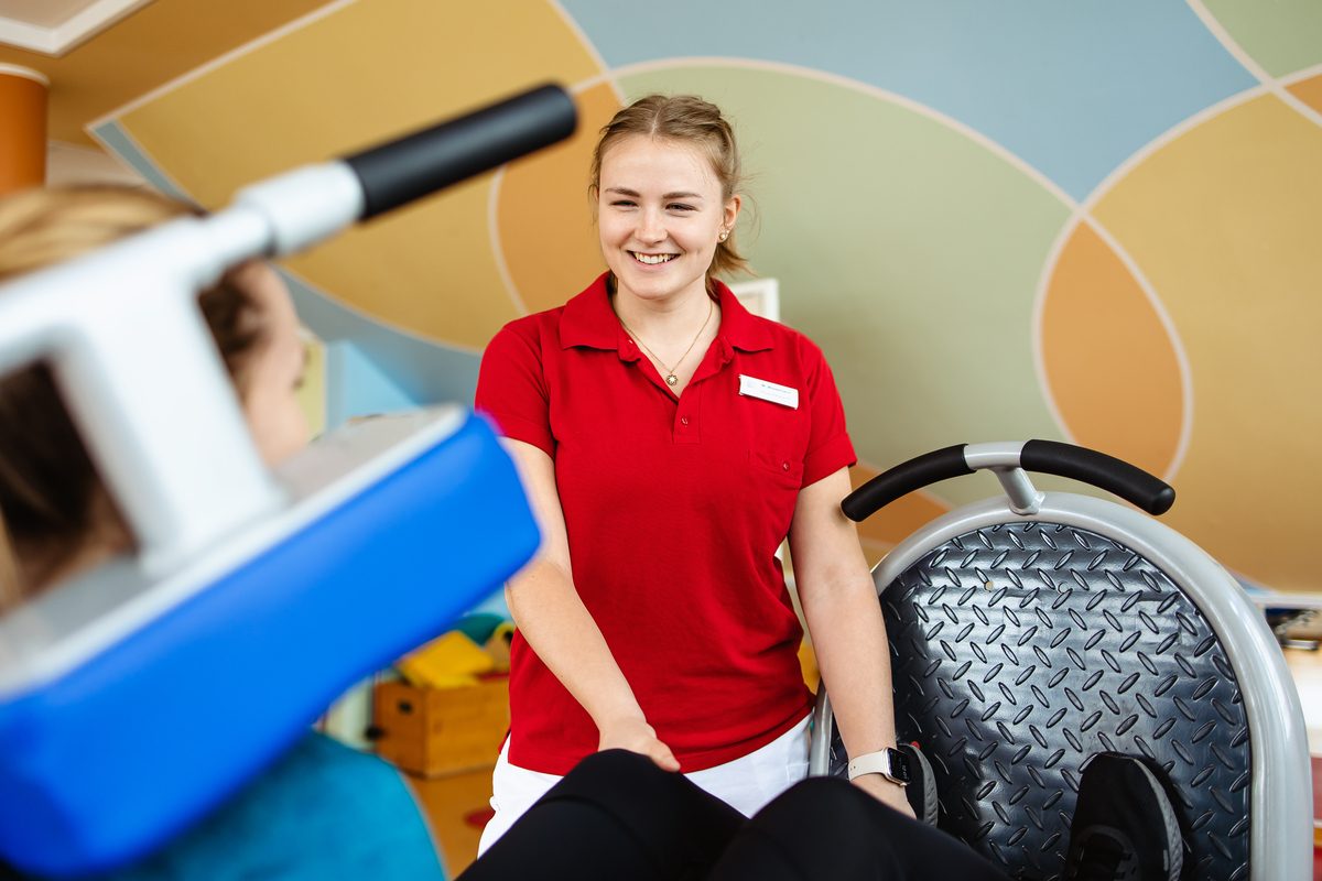 MS Patientin bei der Phsysiotherapie im Wicker Rehabilitationszentrum