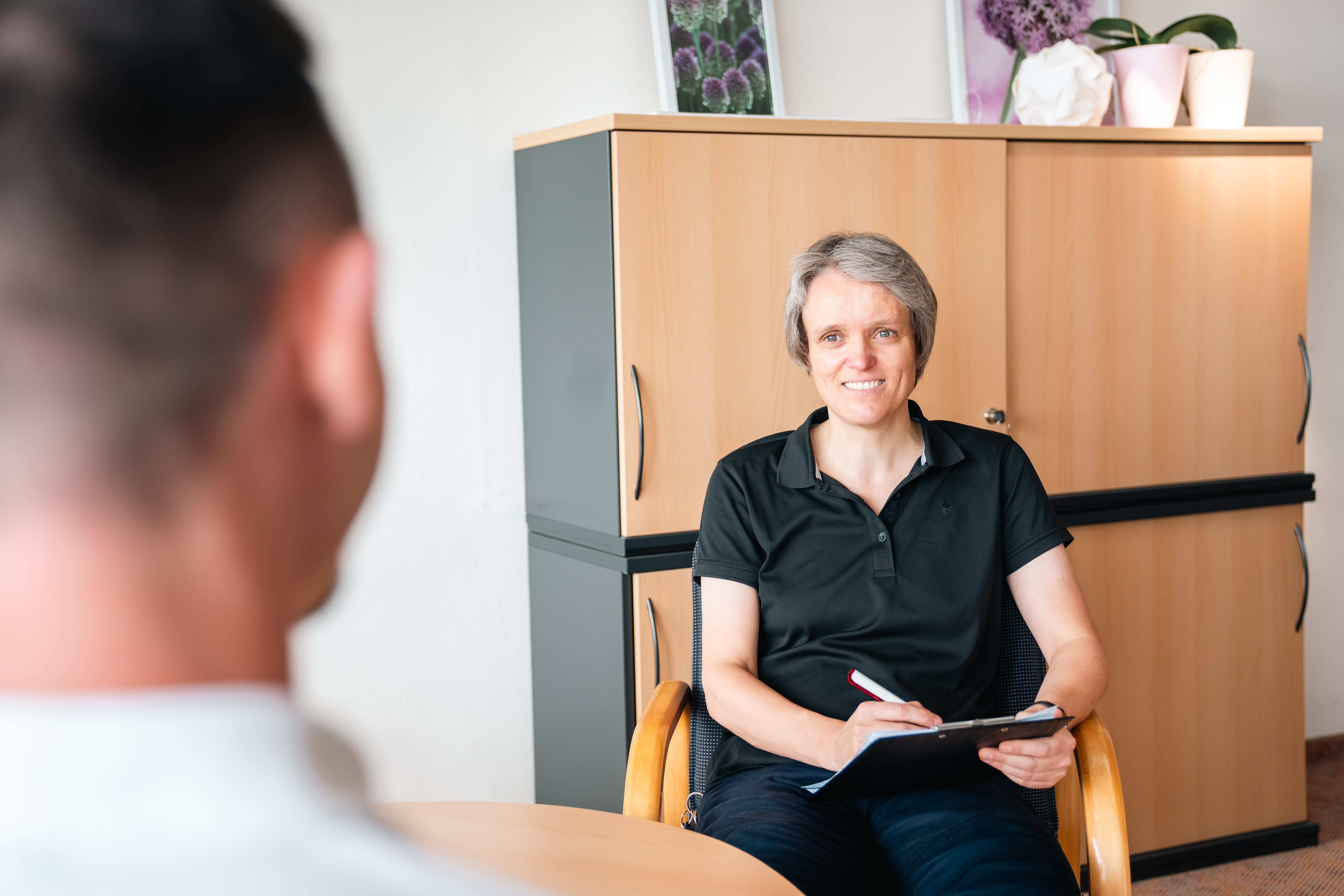 Dr. Ina H. Sprenger im persönlichen Gespräch in der Hardtwaldklinik II