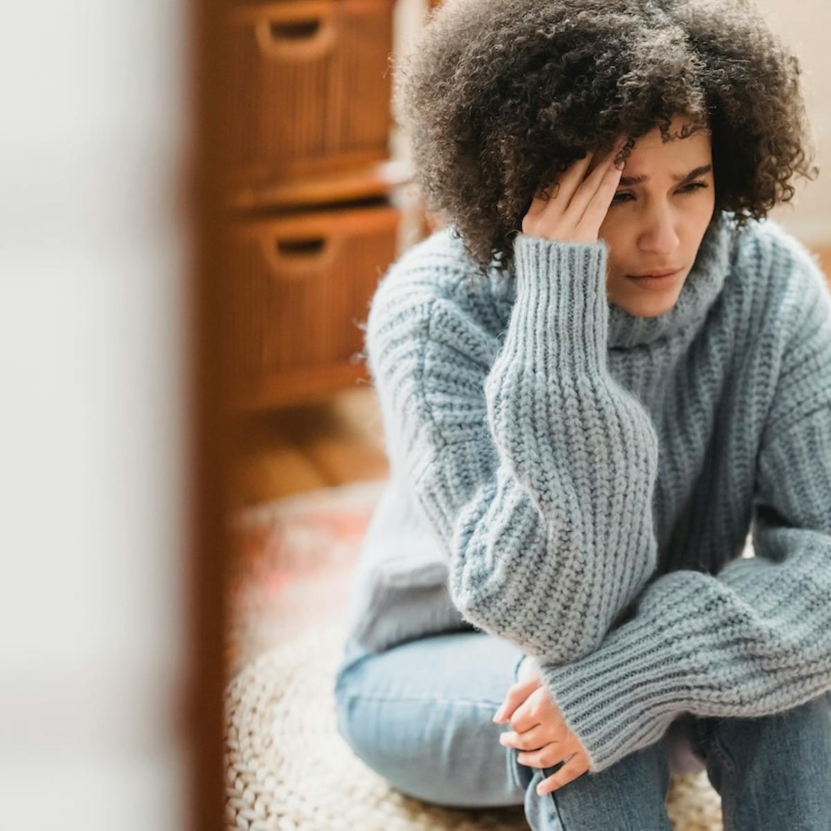 Frau mit Kopfschmerzen