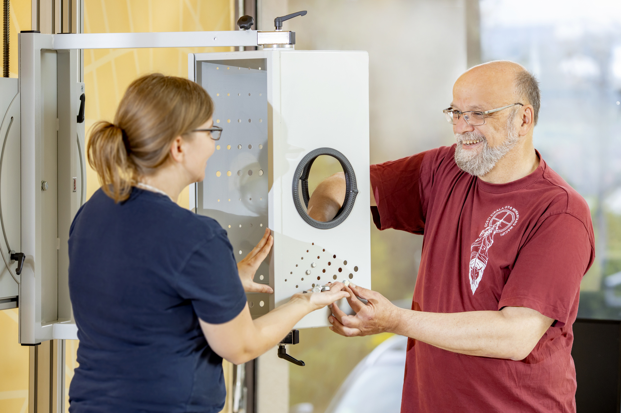 Pflegerin behandelt Patienten