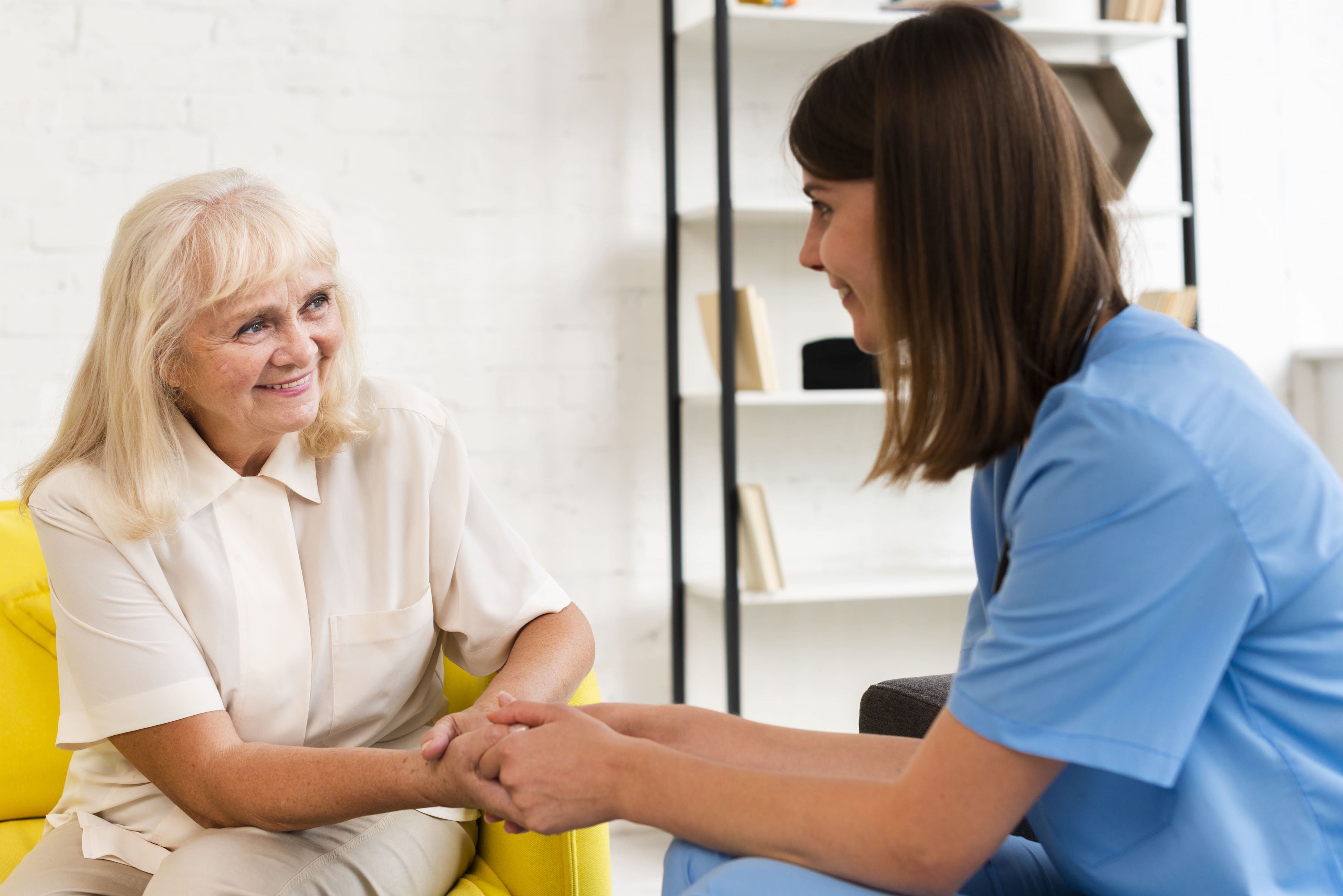 Fibromyalgie Patientin im Gespräch mit der Therapeutin