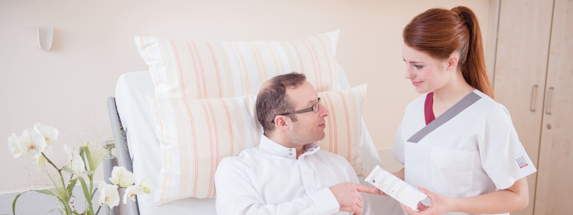 Pflegefachkraft und Patient Pflegefachkraft und Patient